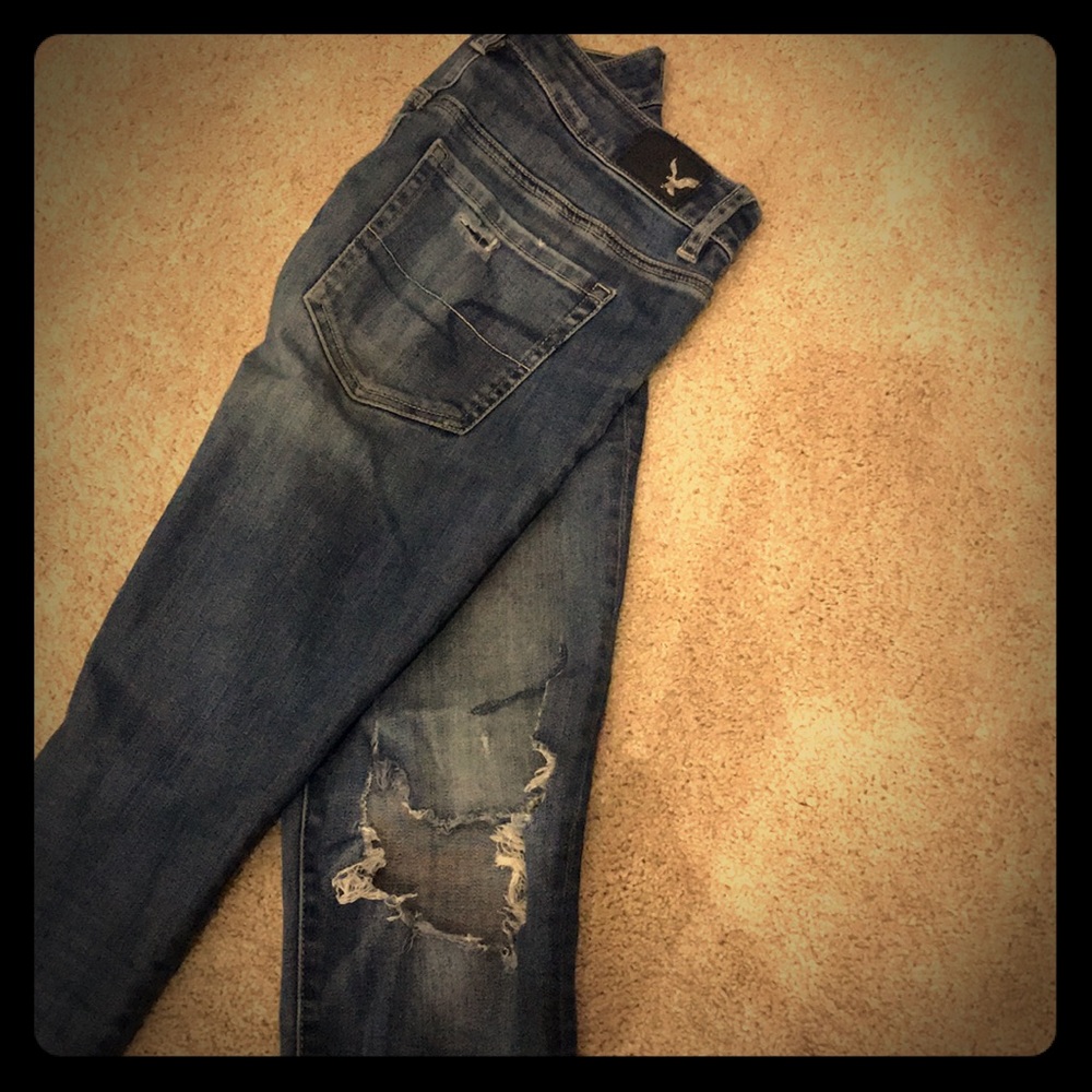 Lightly worn American Eagle jeans. Cute & comfy!